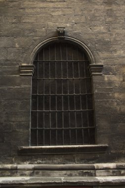 Çubuklarla kemer pencere