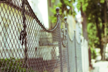 Özel evin etrafında örgü çit