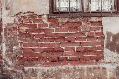 Eski tuğla duvar imha