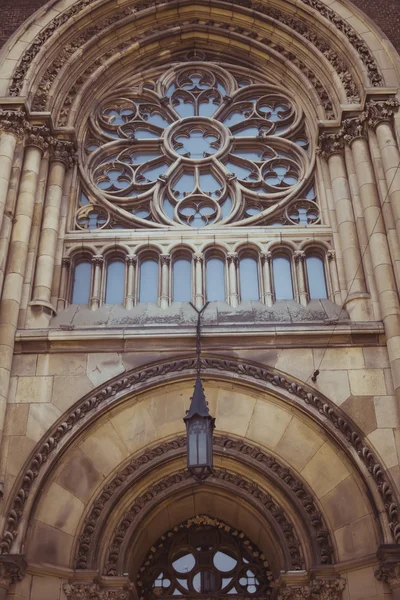 Janela gótica na fachada da catedral de Olga e Elizabe — Fotografia de Stock