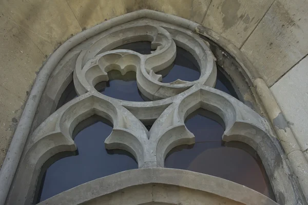 Pequeña ventana en la fachada de la catedral de Olga e Elizabet — Foto de Stock