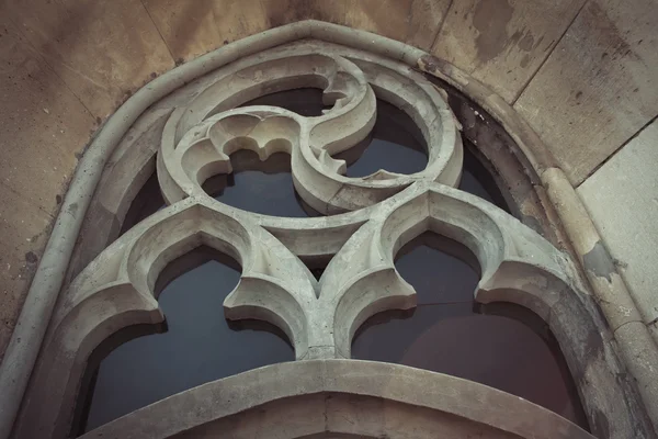 Olga ve Elizabet katedral cephe üzerinde küçük pencere