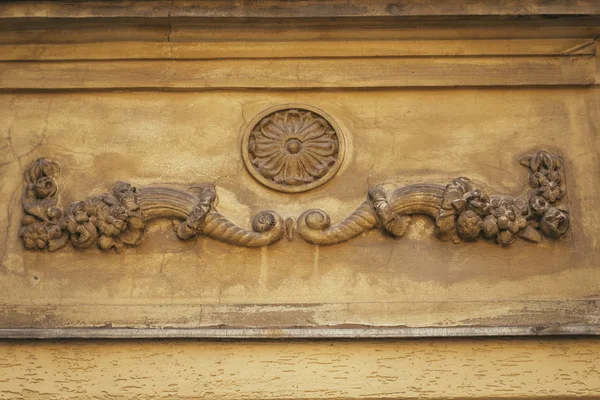 Bas-relief på en byggnad — Stockfoto