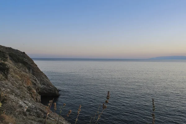 Paesaggio marittimo con rocce su riva nel Crimea — Foto Stock