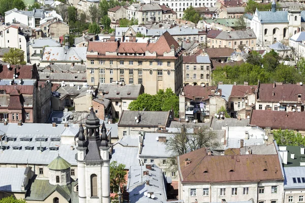 LVOV, UCRÂNIA - MAIO 3, 2015: Vista sobre os telhados da cidade — Fotografia de Stock