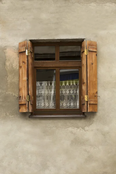 Land venster met luiken — Stockfoto
