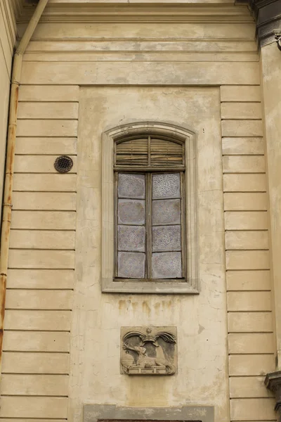 Vintage ablak Lviv templom — Stock Fotó