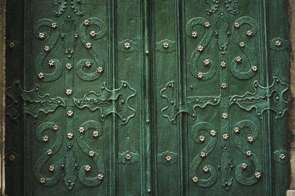 Fragmento de uma porta metálica com um ornamento — Fotografia de Stock