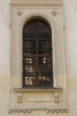 eski bir binanın camına