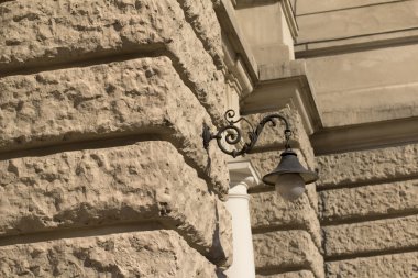 Duvardaki eski fener