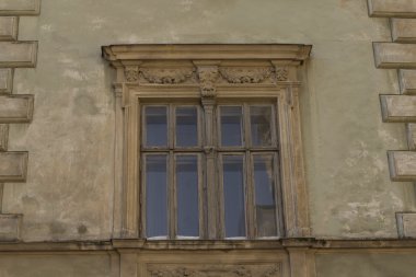  Bina cephesinde pencere