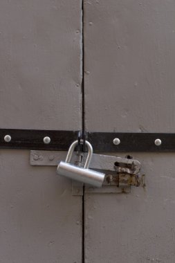 demir kilit kapı