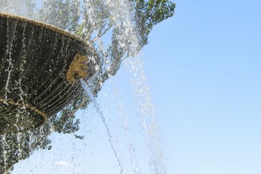 Eski bir çeşme su damlaları ile yakın çekim