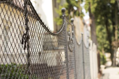 A daire ev yakınındaki Mesh çit