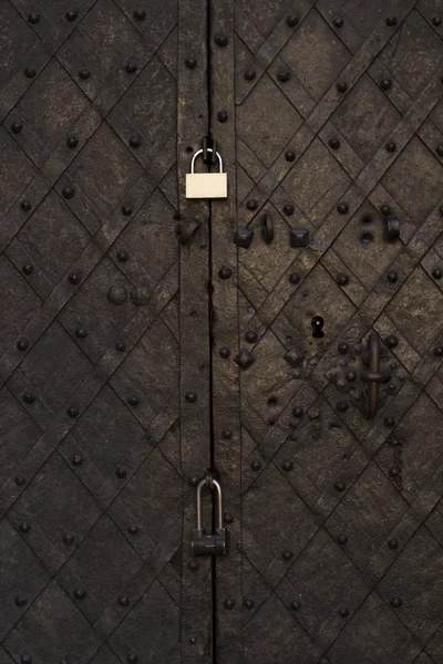 금속 자물쇠를 가진 오래 된 문 — 스톡 사진