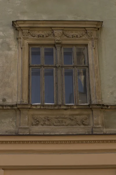 Vieille fenêtre avec bas relief — Photo