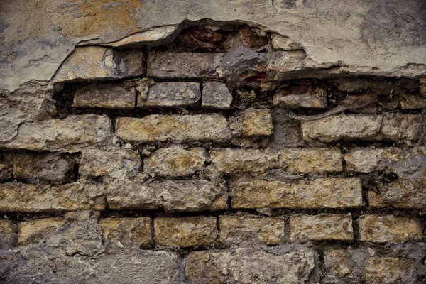 Знищена міська цегляна стіна — стокове фото