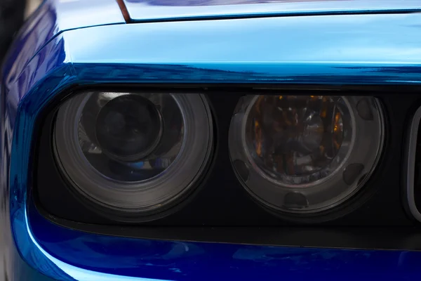 Fragmento de coche deportivo azul con el primer plano del faro —  Fotos de Stock