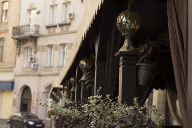 Sokak kafe yakınındaki fenerler