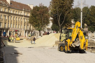 Lviv, Ukrayna, 26 Eylül 2015: kaldırım, excava değiştirme