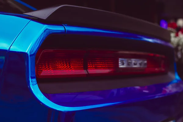 Heckfragment eines blauen Sportwagens mit Scheinwerfer — Stockfoto
