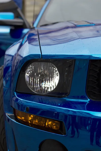 Fragment de voiture de sport bleue avec gouttes de pluie — Photo