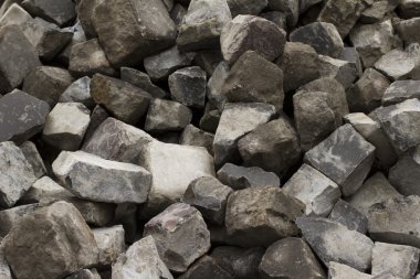 sokakta yatan taş bloklar