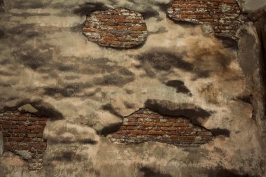 Evinin yıkık bir duvar parçası