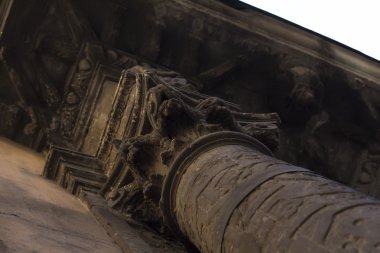 Bina cephesinde eski sütun