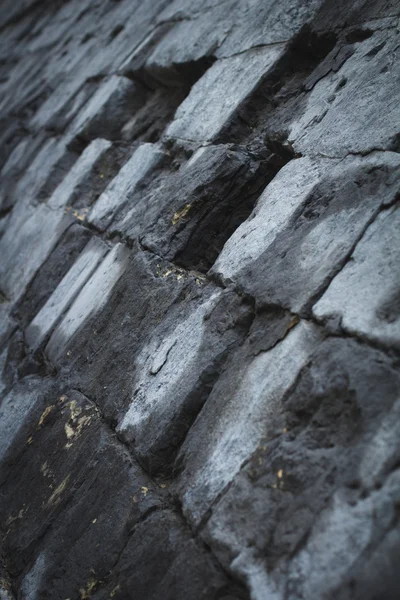 Vägg av stora svarta stenar — Stockfoto
