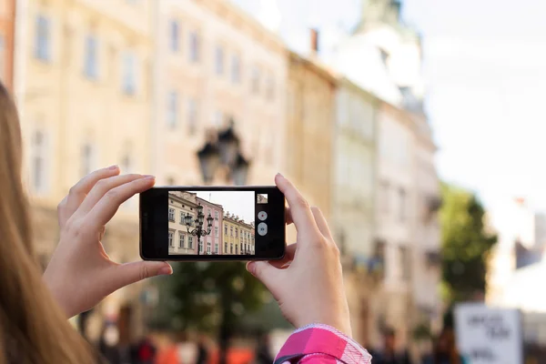 Touristin fotografiert auf dem Smartphone — Stockfoto