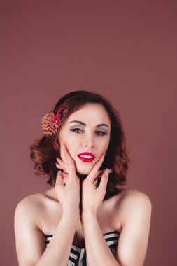 parlak makyaj ile genç ve güzel kadın