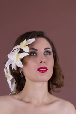 Saçında çiçekler olan kadın. Stüdyo vurdu