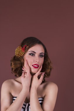 Parlak makyaj ile şık genç kadın