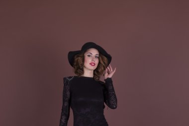 kıvırcık saçlı güzel esmer 