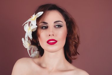 saçında çiçekler olan kadın