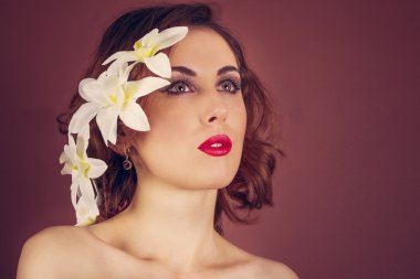 saçında çiçekler olan kadın