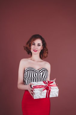 hediye tutan güzel kadın