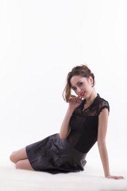 Beyaz arka plan üzerinde oturan coquette kadın