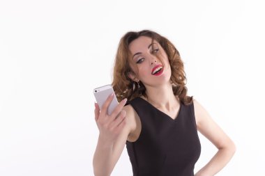 genç kadını kabul kendi kendine portre onun smartphone ile