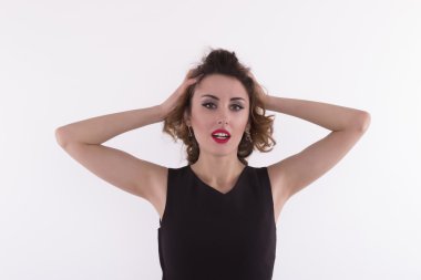 Genç kadın onun ellerini başının tutar.