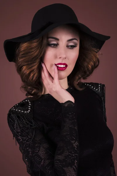 Elegante donna in un cappello.Studio girato — Foto Stock