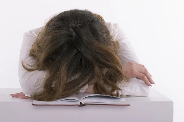 Sfrustrowany uczeń śpi na książki — Zdjęcie stockowe
