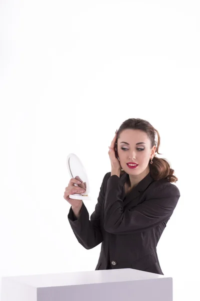 Zakenvrouw in een hand spiegel kijken — Stockfoto