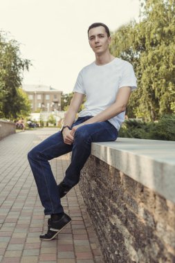 knappe man zit in het park