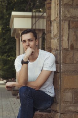 yakışıklı adam parkta ayakta