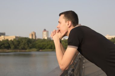 nehrin orada duran genç adam portresi 