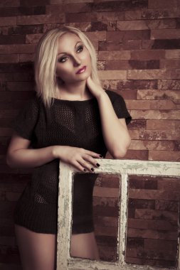 Eski pencere ile sarışın genç kadın