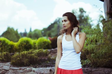 Doğada çekici esmer kadın