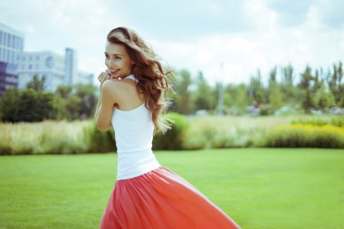 doğa gülümseyen güzel kadın